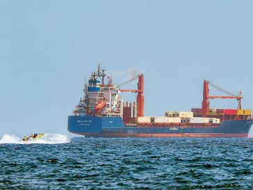 Un buque es sometido a revisión en el estrecho de Ormuz, en medio de las tensiones por el bloqueo naval y las advertencias de Irán sobre el tránsito marítimo en la región. AFP