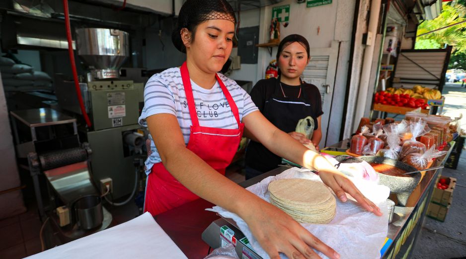 Consumidores en Guadalajara expresan incertidumbre ante un posible aumento en el precio de la tortilla. En los negocios se oferta entre los 24 y 27 pesos el kilo, pero en otras ciudades del país se vende hasta en 35.EL INFORMADOR/J. Acosta