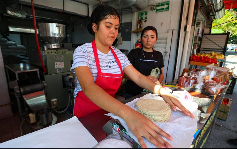 Consumidores en Guadalajara expresan incertidumbre ante un posible aumento en el precio de la tortilla. En los negocios se oferta entre los 24 y 27 pesos el kilo, pero en otras ciudades del país se vende hasta en 35.EL INFORMADOR/J. Acosta