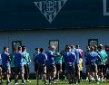 El técnico del Real Betis, Manuel Pellegrini, dirige el entrenamiento del equipo en la víspera del decisivo juego contra el Braga. EFE/. Muñoz