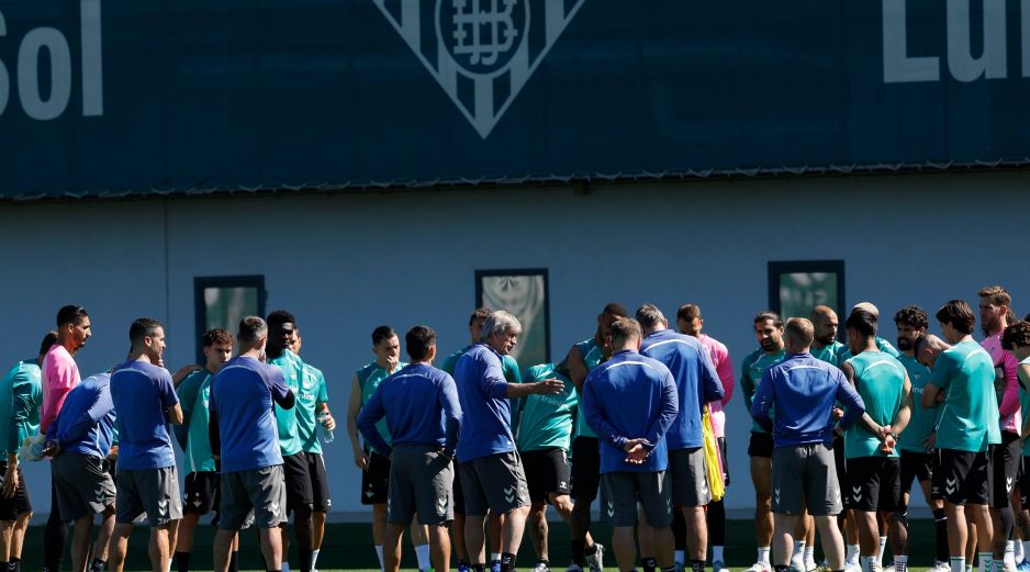 El técnico del Real Betis, Manuel Pellegrini, dirige el entrenamiento del equipo en la víspera del decisivo juego contra el Braga. EFE/. Muñoz