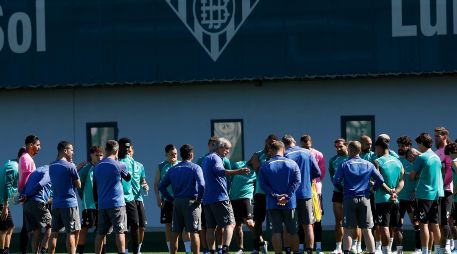 El técnico del Real Betis, Manuel Pellegrini, dirige el entrenamiento del equipo en la víspera del decisivo juego contra el Braga. EFE/. Muñoz