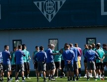 El técnico del Real Betis, Manuel Pellegrini, dirige el entrenamiento del equipo en la víspera del decisivo juego contra el Braga. EFE/. Muñoz