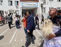 La gente está en el patio de una secundaria donde un agresor abrió fuego, en Kahramanmaras, Turquía, el miercoles 15 de abril de 2026. AP/ IHA