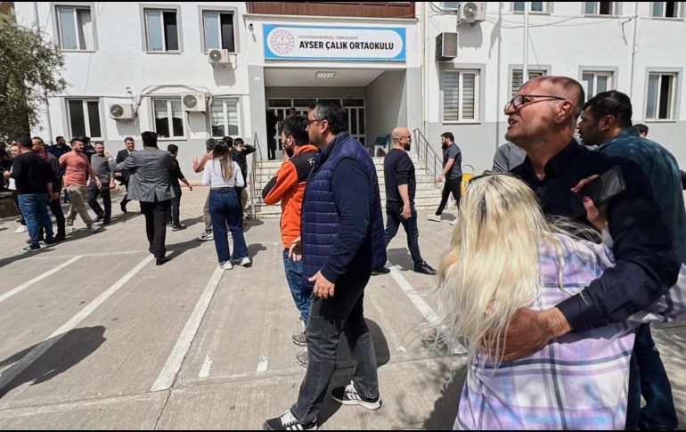 La gente está en el patio de una secundaria donde un agresor abrió fuego, en Kahramanmaras, Turquía, el miercoles 15 de abril de 2026. AP/ IHA