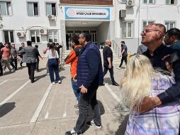 La gente está en el patio de una secundaria donde un agresor abrió fuego, en Kahramanmaras, Turquía, el miercoles 15 de abril de 2026. AP/ IHA