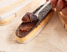 A diferencia de otras cajetas en México, la de Sayula se distingue por su meticuloso proceso artesanal y su presentación única en cajitas de madera. ESPECIAL / CANVA