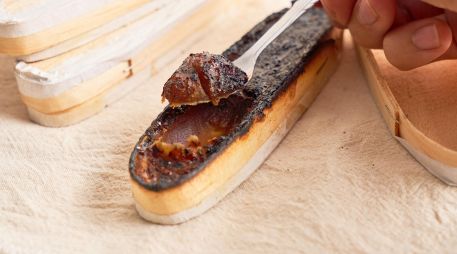 A diferencia de otras cajetas en México, la de Sayula se distingue por su meticuloso proceso artesanal y su presentación única en cajitas de madera. ESPECIAL / CANVA