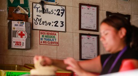 En muchas tortillerías están cuidando no subir el precio, ya que en los supermercados el kilo de tortilla es más barato y al incrementarlo sus ventas se verían reducidas. EL INFORMADOR/ARCHIVO