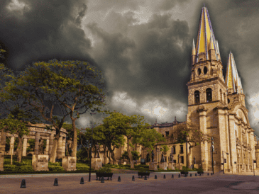 Para el domingo 19 de abril de 2026, los modelos climáticos más precisos apuntan a que el Área Metropolitana de Guadalajara (AMG) registrará lluvia moderada. ESPECIAL / CANVA