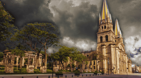 Para el domingo 19 de abril de 2026, los modelos climáticos más precisos apuntan a que el Área Metropolitana de Guadalajara (AMG) registrará lluvia moderada. ESPECIAL / CANVA