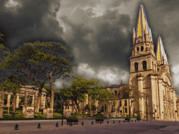 Para el domingo 19 de abril de 2026, los modelos climáticos más precisos apuntan a que el Área Metropolitana de Guadalajara (AMG) registrará lluvia moderada. ESPECIAL / CANVA