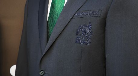 La representante de Calderoni detalló que el traje está realizado con una tela italiana con características especiales que permiten que se ciña con comodidad al cuerpo. EL INFORMADOR / ARCHIVO