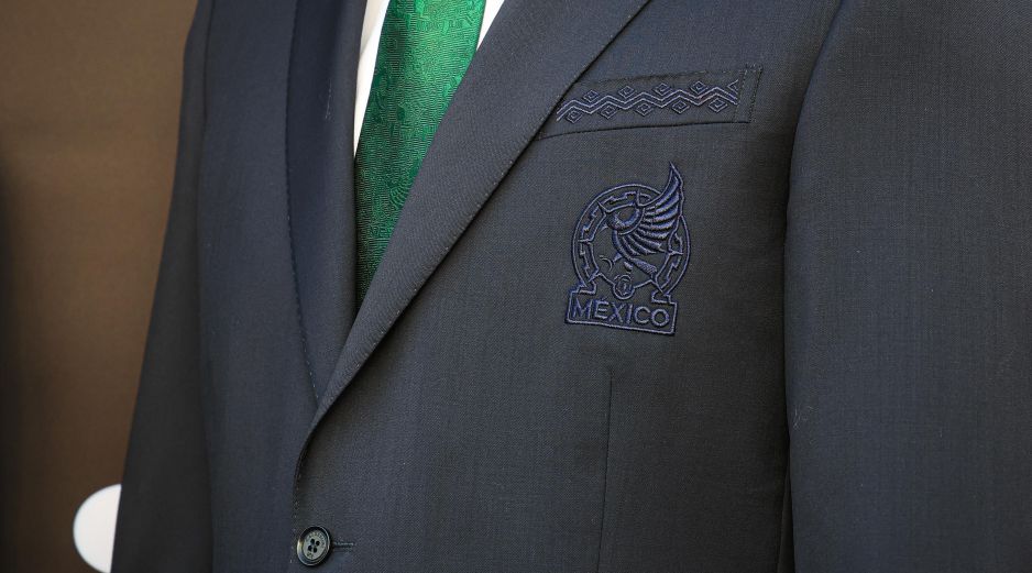 La representante de Calderoni detalló que el traje está realizado con una tela italiana con características especiales que permiten que se ciña con comodidad al cuerpo. EL INFORMADOR / ARCHIVO