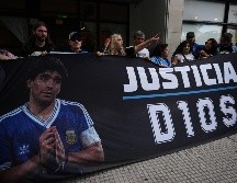 Fans de Diego Maradona se concentraron frente al juzgado el primer día del juicio contra su equipo médico por presunto homicidio por negligencia, en Argentina, el martes 14 de abril de 2026. AP / R. Abd