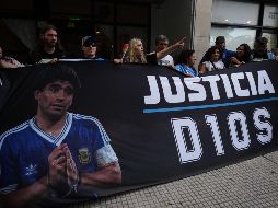 Fans de Diego Maradona se concentraron frente al juzgado el primer día del juicio contra su equipo médico por presunto homicidio por negligencia, en Argentina, el martes 14 de abril de 2026. AP / R. Abd