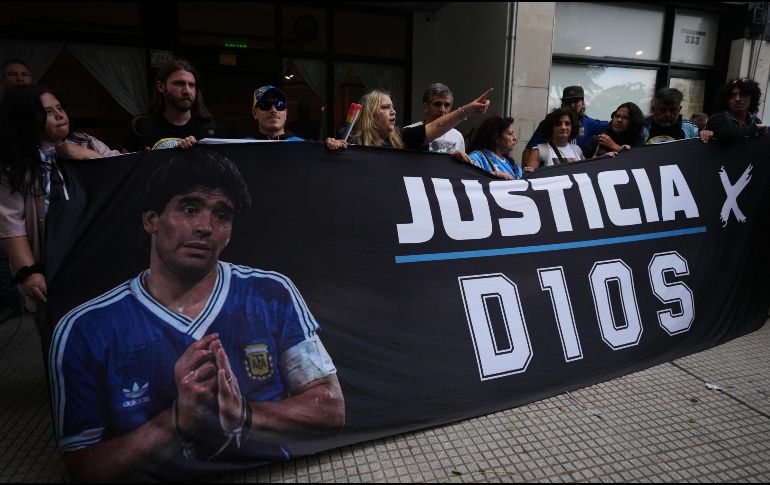 Fans de Diego Maradona se concentraron frente al juzgado el primer día del juicio contra su equipo médico por presunto homicidio por negligencia, en Argentina, el martes 14 de abril de 2026. AP / R. Abd