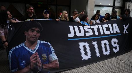 Fans de Diego Maradona se concentraron frente al juzgado el primer día del juicio contra su equipo médico por presunto homicidio por negligencia, en Argentina, el martes 14 de abril de 2026. AP / R. Abd