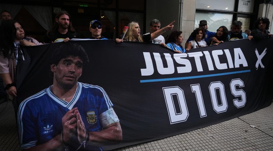 Fans de Diego Maradona se concentraron frente al juzgado el primer día del juicio contra su equipo médico por presunto homicidio por negligencia, en Argentina, el martes 14 de abril de 2026. AP / R. Abd