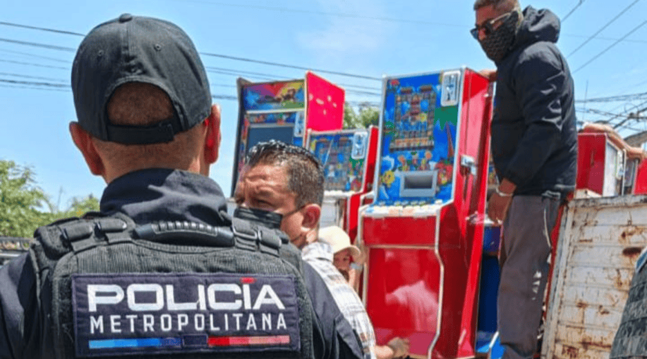 Este 16 de abril, elementos de la Policía Metropolitana  aseguraron 59 máquinas tragamonedas durante un operativo en la colonia La Mojonera. ESPECIAL/Secretaría de Seguridad