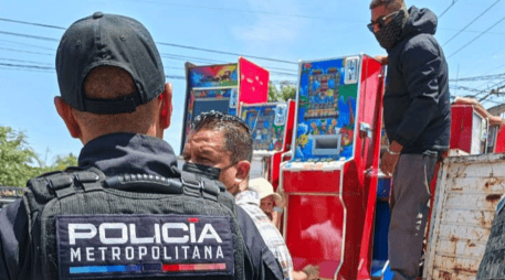 Este 16 de abril, elementos de la Policía Metropolitana  aseguraron 59 máquinas tragamonedas durante un operativo en la colonia La Mojonera. ESPECIAL/Secretaría de Seguridad