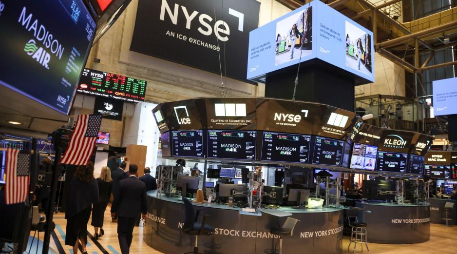 Al término de la sesión, el Dow Jones ganó 115 puntos, hasta las 48 mil 578 unidades. EFE/S. Yenesel