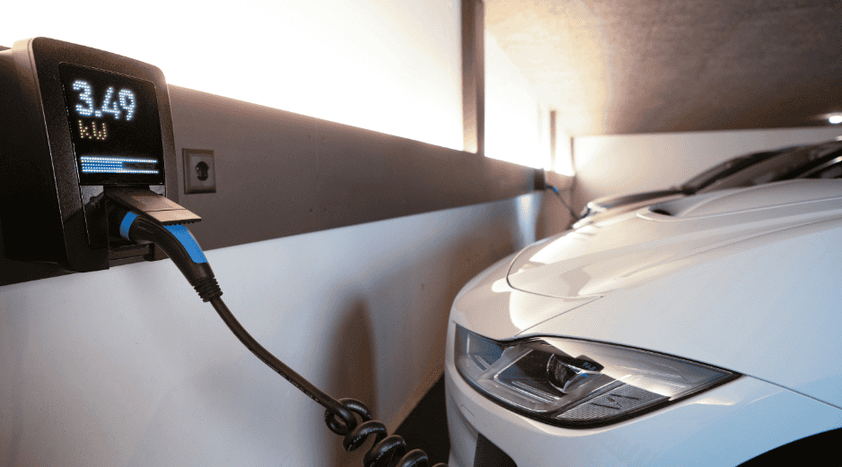 Además del aumento en la comercialización de este tipo de autos, también incrementaron los puntos de recarga tanto pública como privada. CANVA