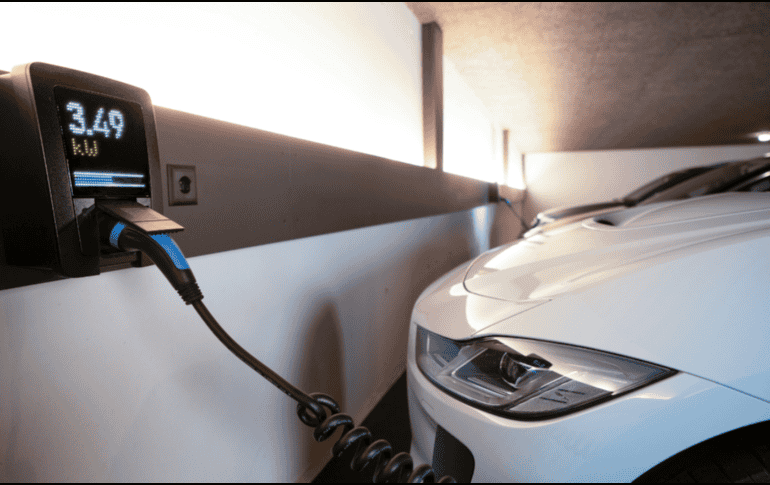 Además del aumento en la comercialización de este tipo de autos, también incrementaron los puntos de recarga tanto pública como privada. CANVA