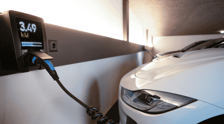 Además del aumento en la comercialización de este tipo de autos, también incrementaron los puntos de recarga tanto pública como privada. CANVA