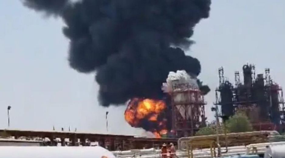 Habitantes de la zona señalaron que se registraron al menos dos explosiones en la planta, lo que generó una densa columna de humo. ESPECIAL/X