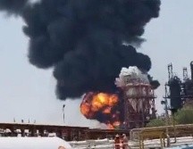 Habitantes de la zona señalaron que se registraron al menos dos explosiones en la planta, lo que generó una densa columna de humo. ESPECIAL/X