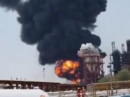 Habitantes de la zona señalaron que se registraron al menos dos explosiones en la planta, lo que generó una densa columna de humo. ESPECIAL/X