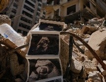 Imágenes de ecografías de un bebé yacenentre los escombros de un edificio destruido que fue alcanzado hace una semana por un bombardeo israelí contra el centro de Beirut, Líbano. AP/H. Malla