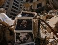Imágenes de ecografías de un bebé yacenentre los escombros de un edificio destruido que fue alcanzado hace una semana por un bombardeo israelí contra el centro de Beirut, Líbano. AP/H. Malla