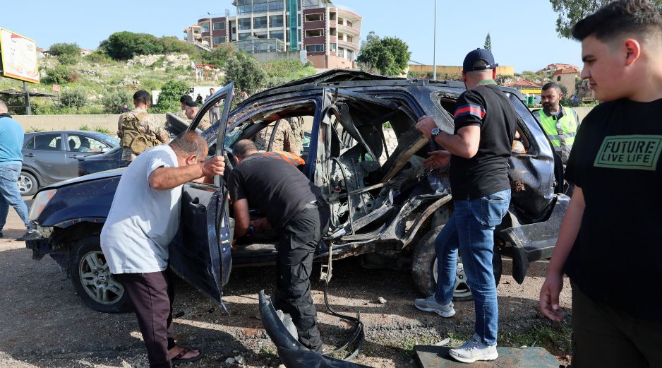 Varias personas trabajan en el lugar de un ataque aéreo israelí que impactó un vehículo en la ciudad de Jiyeh, al sur de Beirut, Líbano. EFE/W. Hamzeh
