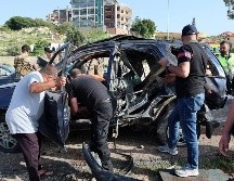 Varias personas trabajan en el lugar de un ataque aéreo israelí que impactó un vehículo en la ciudad de Jiyeh, al sur de Beirut, Líbano. EFE/W. Hamzeh