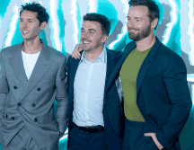 Los actores Justin Berfield, Frankie Muniz y Christopher Masterson posan durante la alfombra roja del estreno de la serie 'Malcom el de en medio', en la Ciudad de México. EFE.