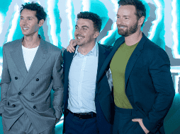 Los actores Justin Berfield, Frankie Muniz y Christopher Masterson posan durante la alfombra roja del estreno de la serie 'Malcom el de en medio', en la Ciudad de México. EFE.