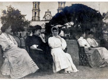 Escena costumbrista de mujeres en Chapala. CORTESÍA