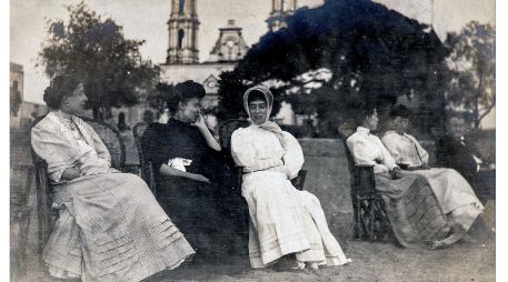 Escena costumbrista de mujeres en Chapala. CORTESÍA