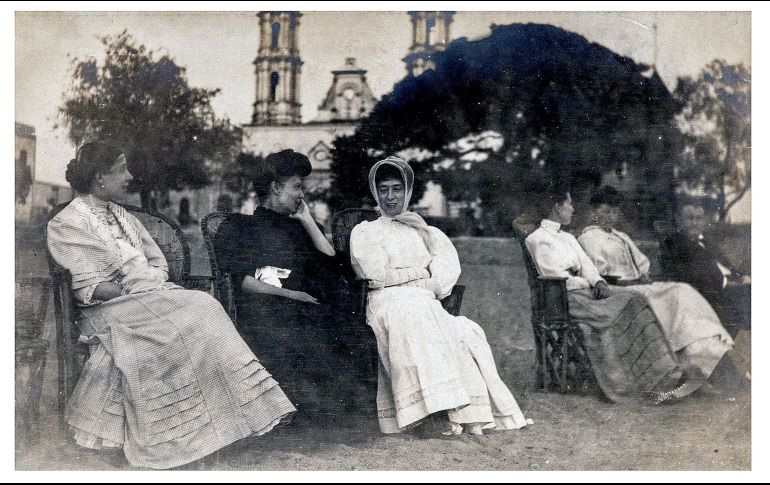 Escena costumbrista de mujeres en Chapala. CORTESÍA