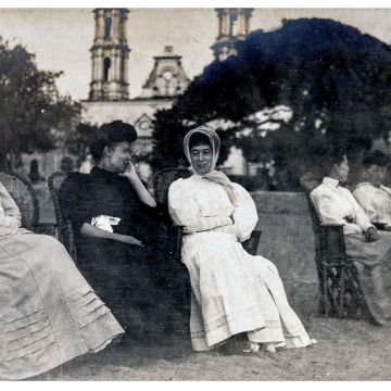 Escena costumbrista de mujeres en Chapala. CORTESÍA