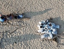 Trabajadores descansan después de llenar costales con arena contaminada con petróleo. El derrame reportado desde inicios de febrero de 2026, y que todavía sigue dejando estragos, se originó por una fuga detectada en uno de los ductos del complejo Cantarell. SUN/D. Prado