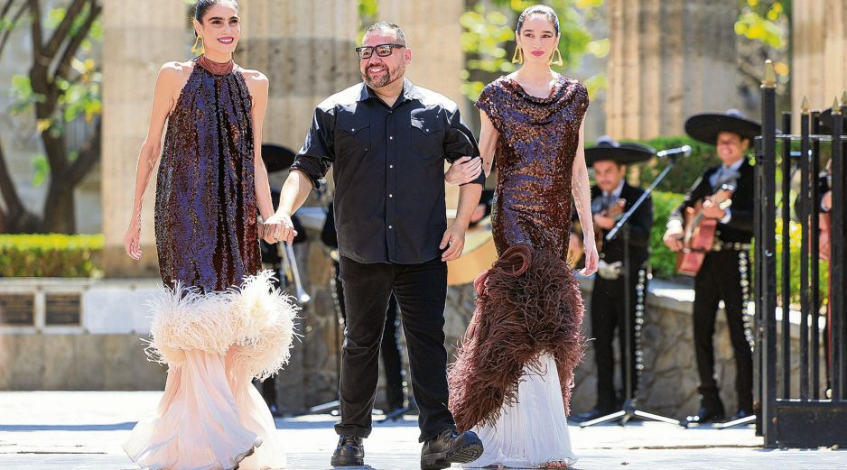 Con música en vivo y guiños a la tradición jalisciense, el diseñador fusionó alta costura y folclor, en una pasarela que destacó por su identidad cultural. EL INFORMADOR/ J. Acosta