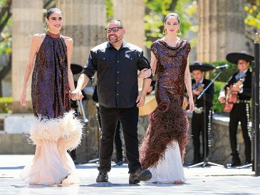 Con música en vivo y guiños a la tradición jalisciense, el diseñador fusionó alta costura y folclor, en una pasarela que destacó por su identidad cultural. EL INFORMADOR/ J. Acosta