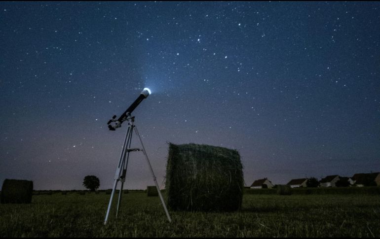 La creciente contaminación lumínica suele opacar estos tenues destellos celestiales, por lo que te recomendamos alejarte lo más posible de las luces de la ciudad. Unsplash