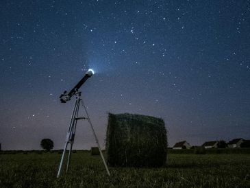La creciente contaminación lumínica suele opacar estos tenues destellos celestiales, por lo que te recomendamos alejarte lo más posible de las luces de la ciudad. Unsplash