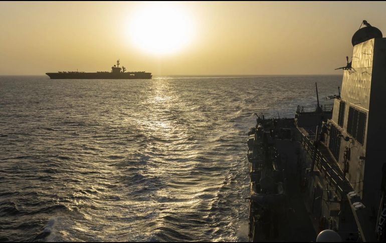 Fotografía tomada de la cuenta oficial en X del Comando Central de Estados Unidos @CENTCOM donde se muestra el buque USS Abraham Lincoln (CVN 72) transitando por el mar Arábigo. EFE/ @CENTCOM