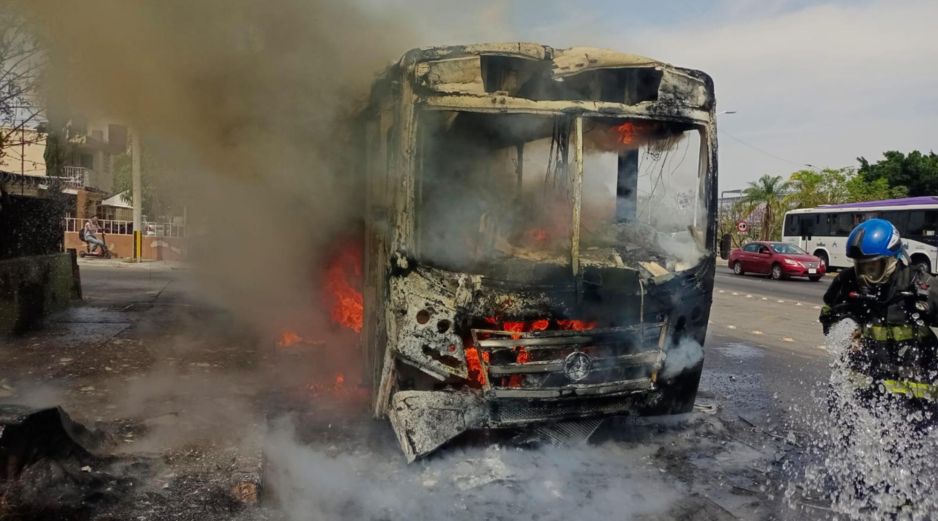 Elementos de bomberos acudieron rápidamente al sitio para controlar la emergencia. ESPECIAL