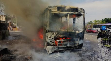 Elementos de bomberos acudieron rápidamente al sitio para controlar la emergencia. ESPECIAL